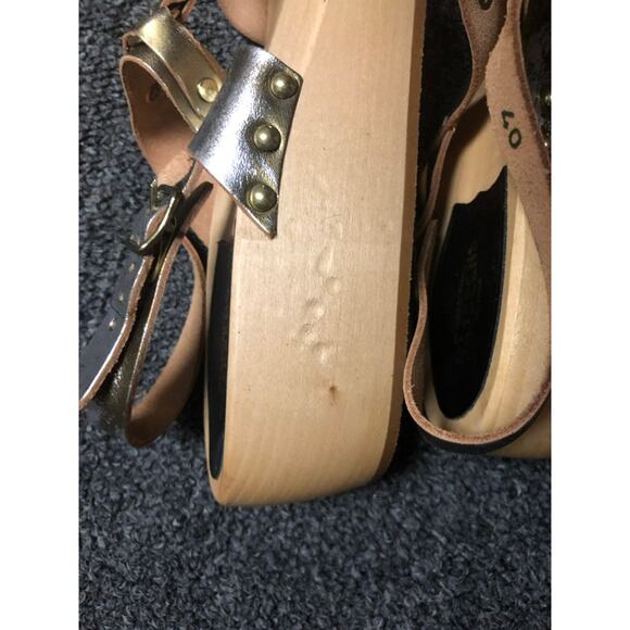New Swedish Hasbeens Clogs 9.5 Metallic Gold 40 Rivet Wooden Platform Sandals - Picture 10 of 11